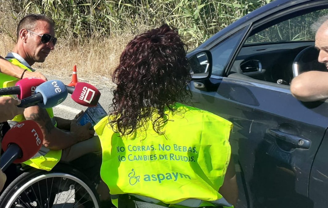ASPAYM Toledo participa en la campaña de verano de tráfico ‘No corras, no bebas, no cambies de ruedas’