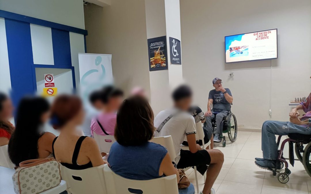 ASPAYM Córdoba conciencia a jóvenes de la Asociación Meridianos frente a las malas zambullidas