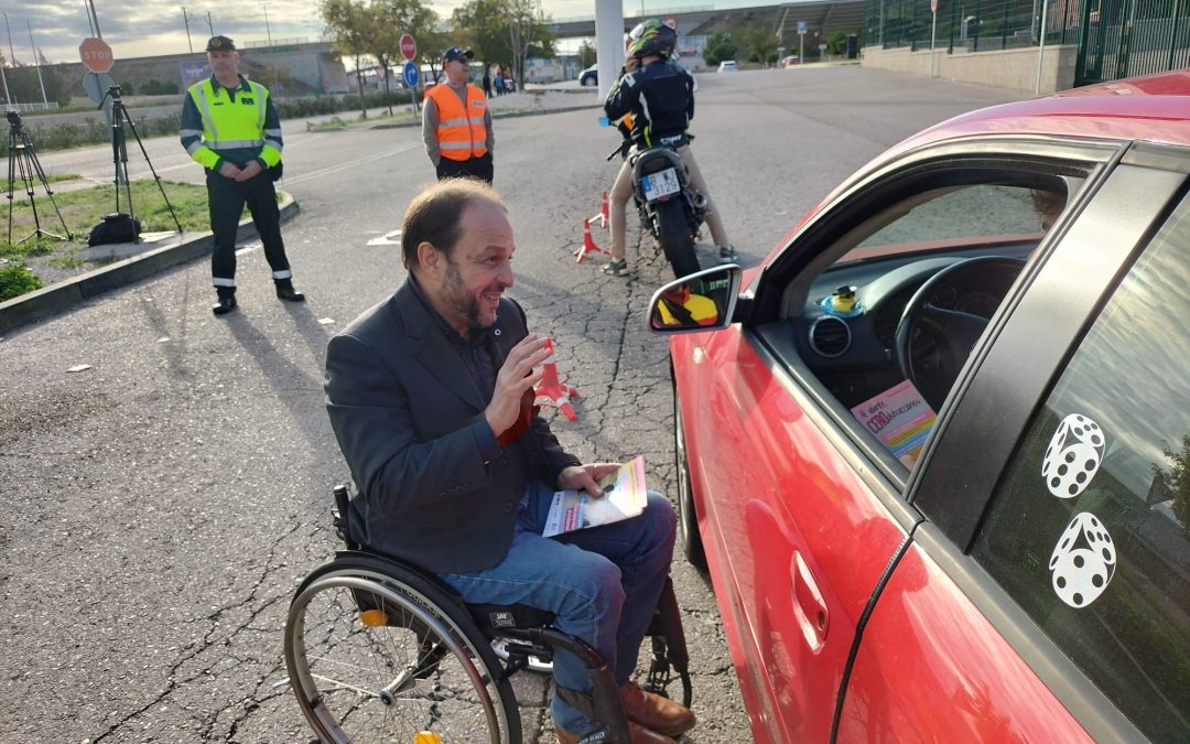 Zaragoza se conciencia hoy ante las distracciones al volante en la campaña de la DGT y ASPAYM ‘No corras, no bebas, no cambies de ruedas’